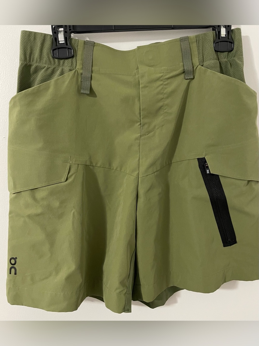 On Running Olive Hybrid Women’s Shorts with Black Zip Pocket Sz. M